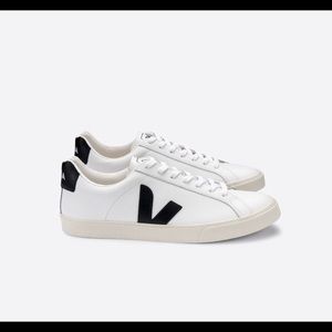 Veja Esplar Logo, Black & White, 7 (EUR 38)